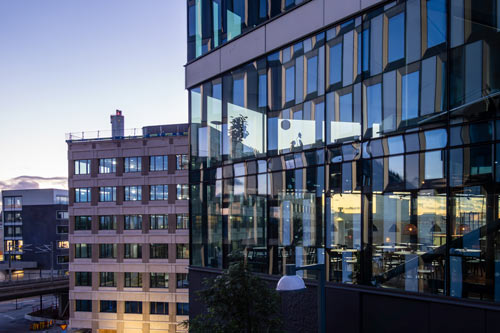 Kontorsbyggnad i glas i Stockholm